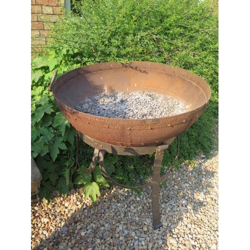 712 - An ex-demonstration Kadai metal fire pit on stand made from recycled cast iron, 80cm diameter x 77cm... 