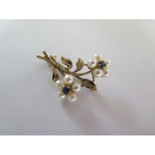 94 - A 9ct yellow gold pearl flower brooch - Length 2.5cm - approx weight 3 grams - in good condition