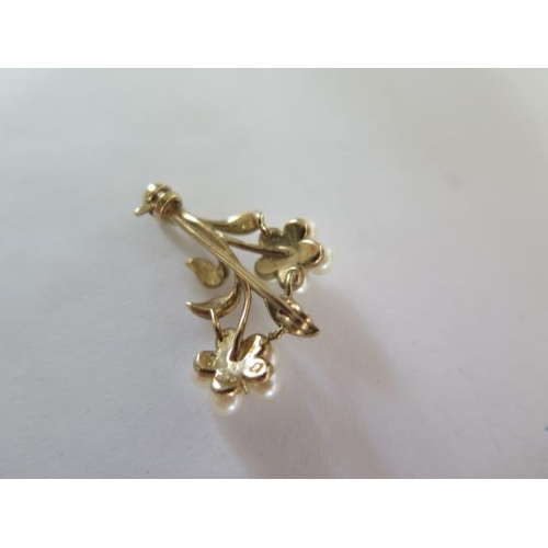 94 - A 9ct yellow gold pearl flower brooch - Length 2.5cm - approx weight 3 grams - in good condition