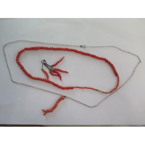 71 - A sterling silver trace link chain with six sections of stick coral - total weight approx 9.5 grams ... 