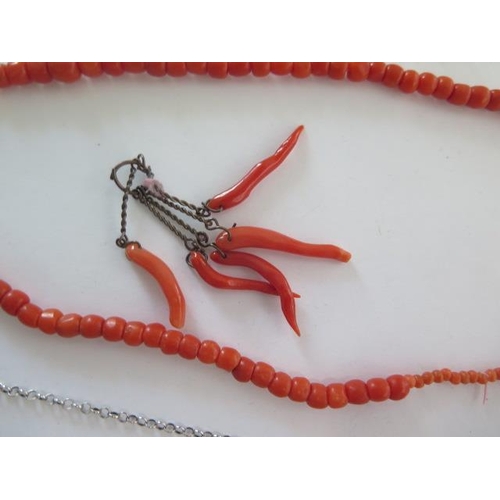 71 - A sterling silver trace link chain with six sections of stick coral - total weight approx 9.5 grams ... 