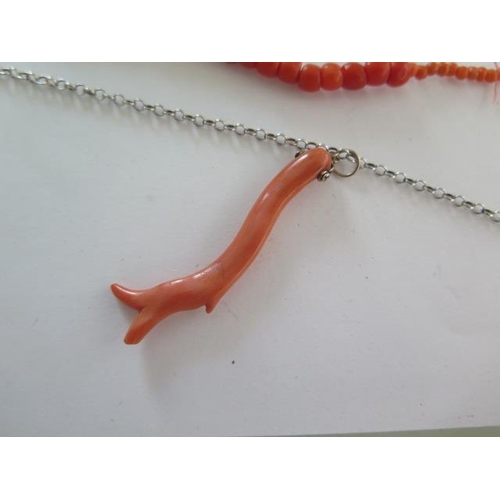 71 - A sterling silver trace link chain with six sections of stick coral - total weight approx 9.5 grams ... 