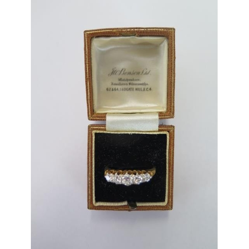 67 - An 18ct yellow gold five stone diamond ring size U - centre stone approx 0.25ct - stones bright and ... 