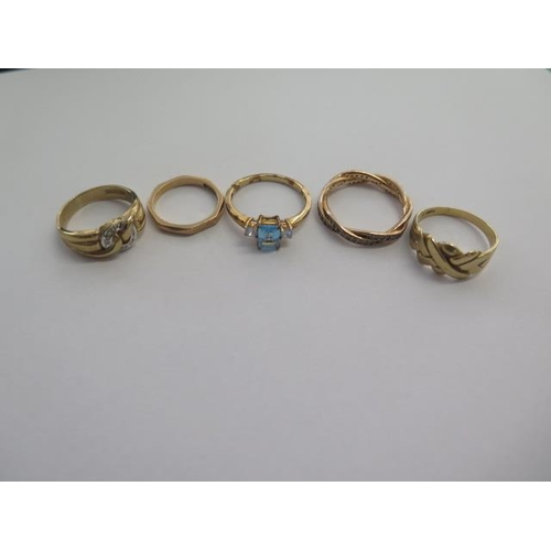 75 - Four 9ct gold dress rings and a gilt metal ring sizes J to R - total weight approx 13.7 grams - all ... 