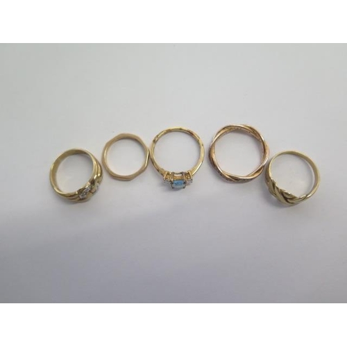 75 - Four 9ct gold dress rings and a gilt metal ring sizes J to R - total weight approx 13.7 grams - all ... 