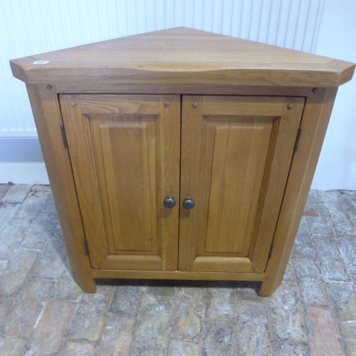 665 - A solid oak corner cupboard 81 cm tall 80 cm wide in good condition