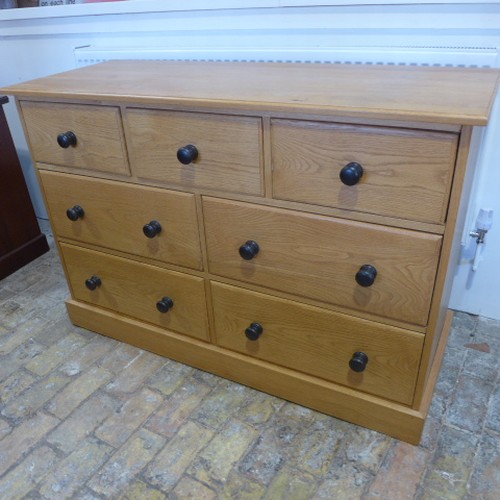 669 - A good quality modern oak merchants chest with seven drawers 91 cm tall x 134 x 52