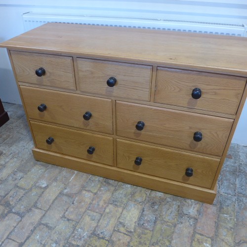 669 - A good quality modern oak merchants chest with seven drawers 91 cm tall x 134 x 52