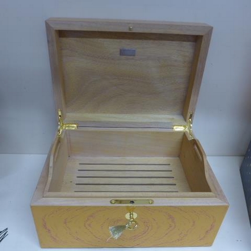 71 - A Partagas cigar humidor, a Stars and Stripes humidor and a Che Guevara humidor - largest 13cm x 30c... 