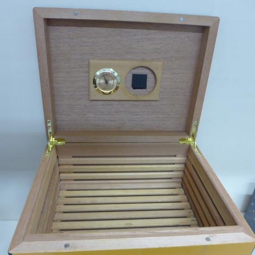 71 - A Partagas cigar humidor, a Stars and Stripes humidor and a Che Guevara humidor - largest 13cm x 30c... 