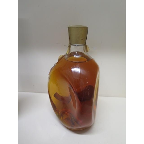 391 - A bottle of John Haig and Co Ltd Dimple de luxe Scotch whiskey - level and seal good