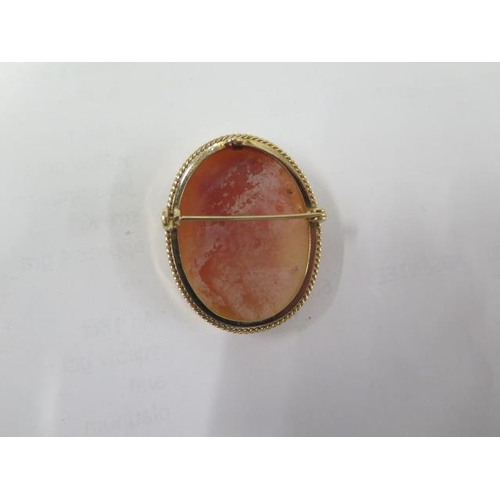 31 - A hallmarked 9ct yellow gold cameo brooch - Height 3.6cm, approx weight 7 grams - good condition