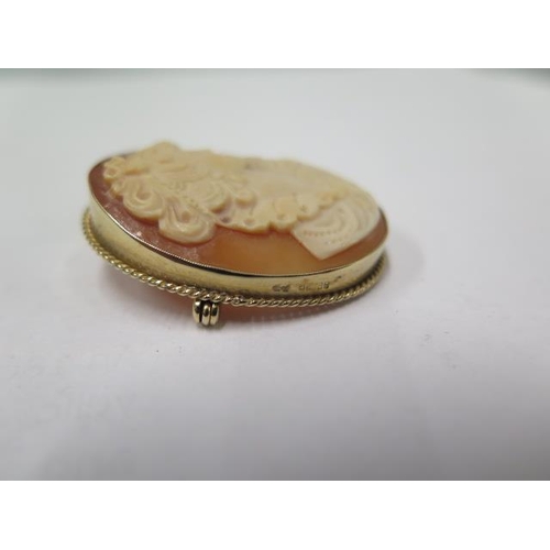 31 - A hallmarked 9ct yellow gold cameo brooch - Height 3.6cm, approx weight 7 grams - good condition