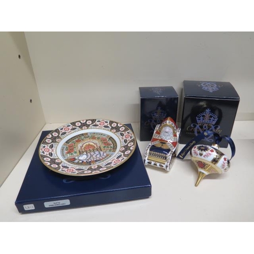 380 - A Royal Crown Derby 1999 Christmas plate ad 1995 plate, a Santa and sleigh paperweight and an old Im... 