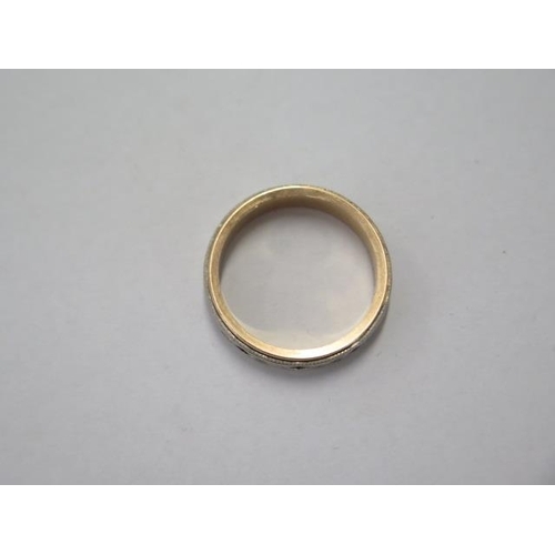 121 - An 18ct yellow and white gold ring size P - approx weight 6 grams - in good condition