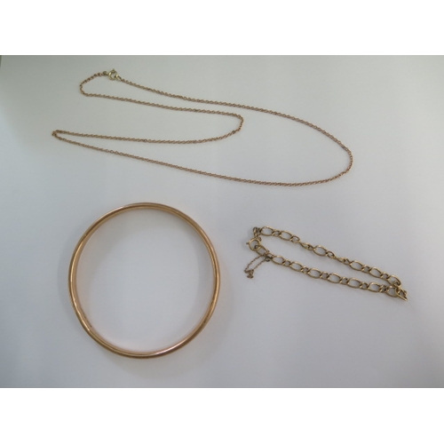 138 - A 9ct yellow gold 58cm necklace, a 9ct bracelet and a hollow 9ct bangle - some dents to bangle but g... 