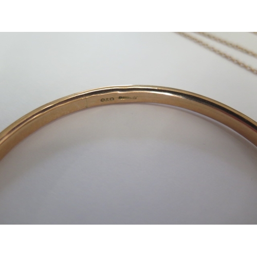 138 - A 9ct yellow gold 58cm necklace, a 9ct bracelet and a hollow 9ct bangle - some dents to bangle but g... 