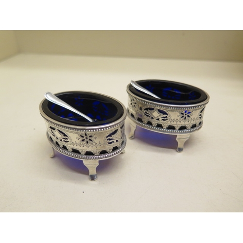 157 - A pair of silver salts with blue glass liners and silver spoons - silver weight approx 2.6 troy oz