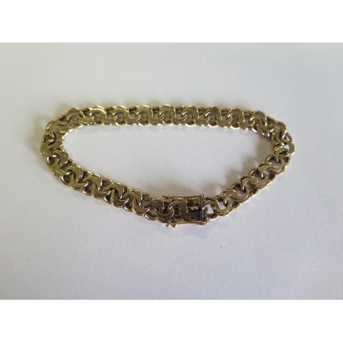 17 - A 14ct yellow gold 19.5cm bracelet - approx weight 18.2 grams - clasp good, small wear, otherwise ge... 