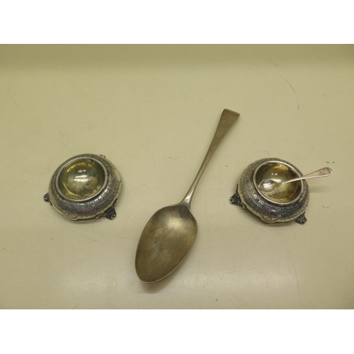 180 - A silver table spoon, a pair of silver salts and a salt spoon - approx weight 4.4 troy oz