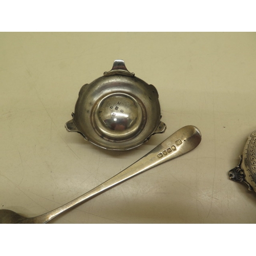 180 - A silver table spoon, a pair of silver salts and a salt spoon - approx weight 4.4 troy oz