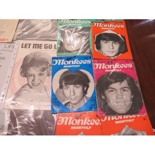 266 - A collection of 25 45rpm pop records with related magazines including Tom Jones, The Ivy League, Dav... 