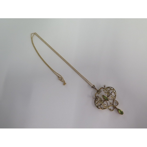 37 - A 9ct yellow gold pearl and peridot pendant - Height 5cm - on a 9ct fine chain - total weight approx... 