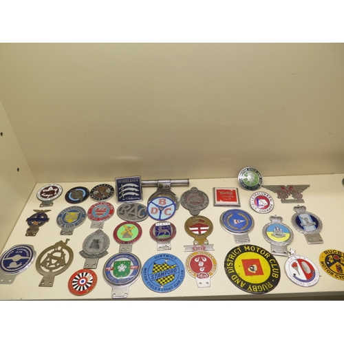 371 - A collection of 30 motoring/car badges including a 1933 Norman Cross Motor Club badge - enamel chipp... 