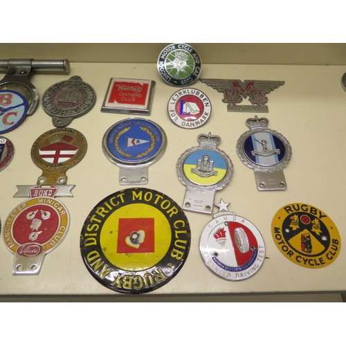 371 - A collection of 30 motoring/car badges including a 1933 Norman Cross Motor Club badge - enamel chipp... 