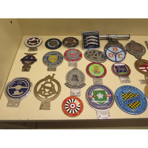 371 - A collection of 30 motoring/car badges including a 1933 Norman Cross Motor Club badge - enamel chipp... 