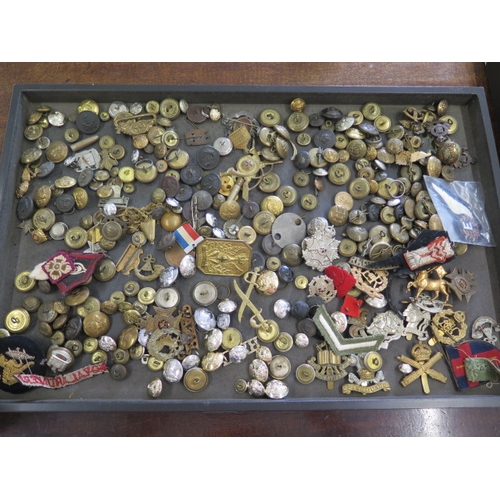 405 - A collection of assorted Military buttons and badges