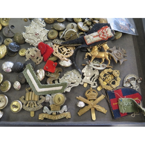 405 - A collection of assorted Military buttons and badges