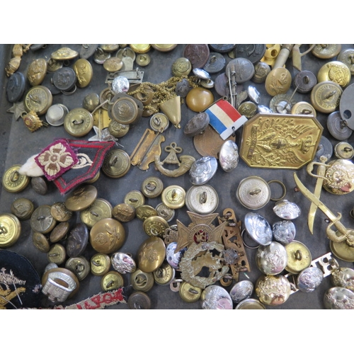 405 - A collection of assorted Military buttons and badges