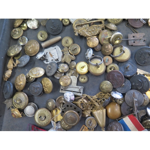 405 - A collection of assorted Military buttons and badges