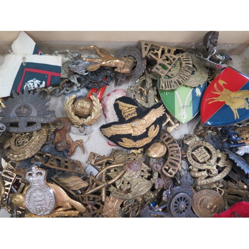 407 - A collection of assorted Militaria including badges, buttons, cigarette cards etc