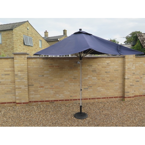 550 - A 3m x 3m blue parasol and base