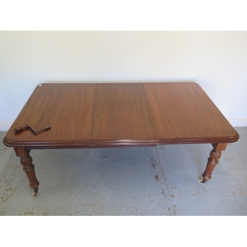 555 - A Victorian mahogany windout dining table with one leaf on turned fluted legs - Height 73cm x 100cm ... 