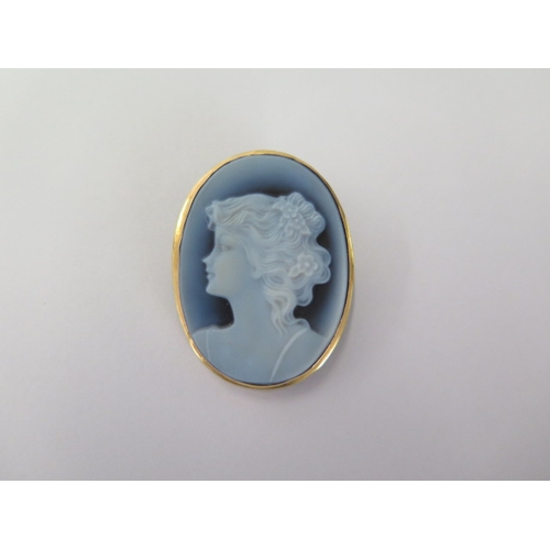 57 - An 18ct yellow gold Cameo pendant/brooch - 39mm x 24mm - in good condition - approx weight 5 grams -... 