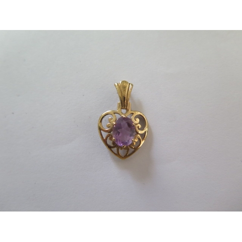 80 - A 9ct yellow gold amethyst heart pendant - 22mm tall - approx weight 1.7 grams