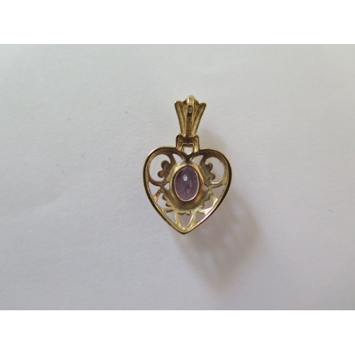 80 - A 9ct yellow gold amethyst heart pendant - 22mm tall - approx weight 1.7 grams