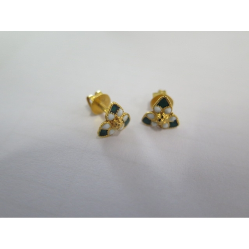 85 - A pair of 22ct gold enamel earrings with screw backs - Width 9mm - approx weight 1.3 grams