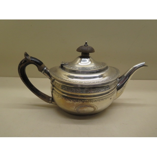 201 - A silver teapot London 1904 with vacant cartouche - approx weight 16.8 troy oz