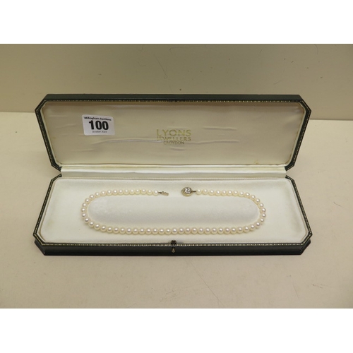 100 - A single string of pearls with a 9ct gold clasp - Length 39cm - pearls approx 6mm diameter - good co... 