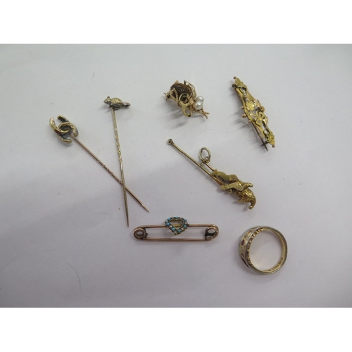 132 - A 9ct yellow gold brooch - approx weight 1.7 grams - two gilt metal pins, a gilt metal brooch, a gil... 