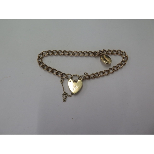 138 - A 9ct yellow gold bracelet with a 9ct coffee bean charm - total weight approx 11.2 grams