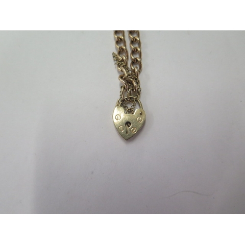 138 - A 9ct yellow gold bracelet with a 9ct coffee bean charm - total weight approx 11.2 grams