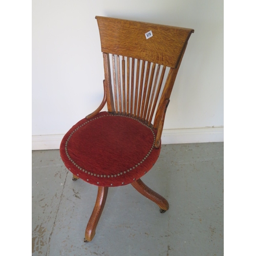 575 - A 1920's oak desk chair