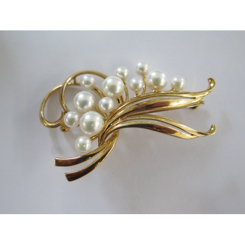 86 - An 18ct yellow gold Mikimoto pearl brooch - Length 5.5cm - approx weight 16.2 grams - in good condit... 