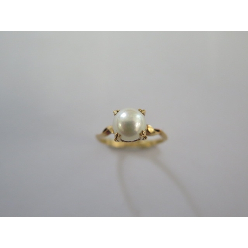 87 - An 18ct yellow gold single pearl ring size L - approx weight 2.8 grams - in good condition