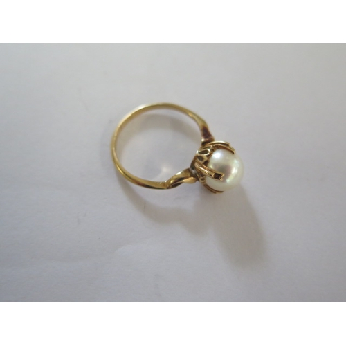 87 - An 18ct yellow gold single pearl ring size L - approx weight 2.8 grams - in good condition